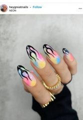 разноцветный дизайн ногтей с черным пламенем