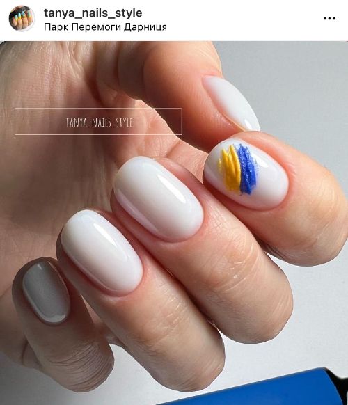 овальний дизайн нігтів з об'ємним прапором України