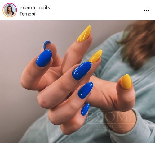 одна рука з синім лаком для нігтів і друга рука з жовтим лаком для нігтів