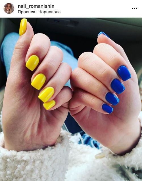 манікбр різні руки синьо-жовтий