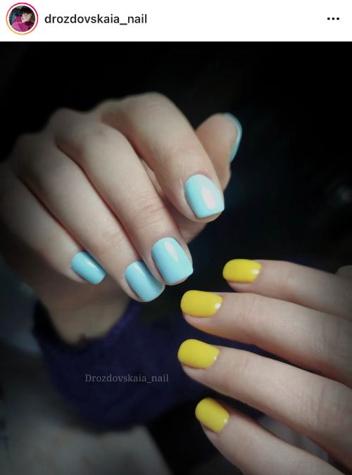 манікюр різні руки в світло-голубому та пастельному жовтому кольорах