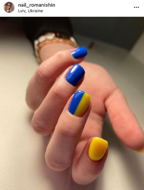 нігті синім та жовтим на одній руці